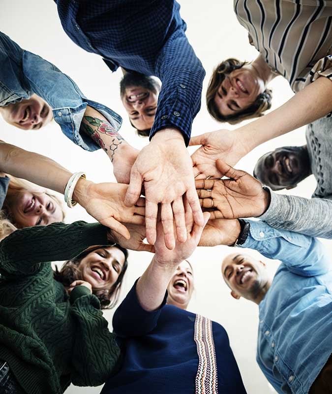 Foto de um grupo de pessoas dando as mãos