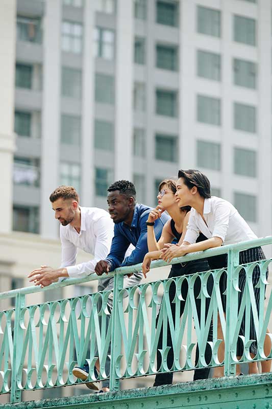 Foto de um grupo de pessoas observando a paisagem urbana