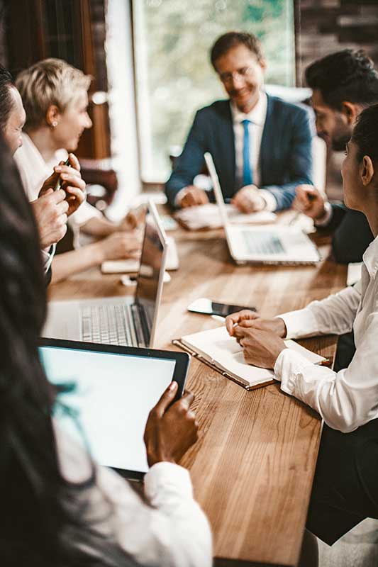 Foto de um grupo de pessoas em uma reunião